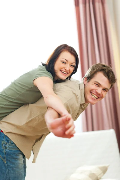 Sorridente giovane coppia innamorata che si diverte a casa — Foto Stock