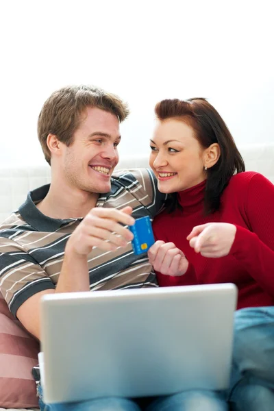 Ungt par att göra inköp online — Stockfoto