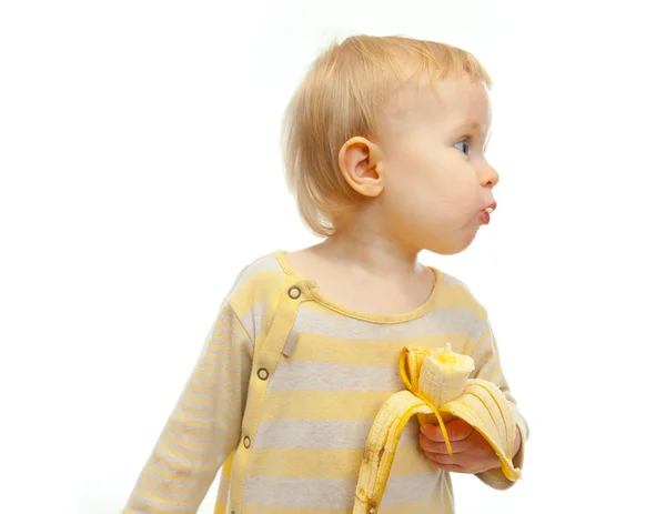 Bebê com banana olhando no lado isolado no branco — Fotografia de Stock