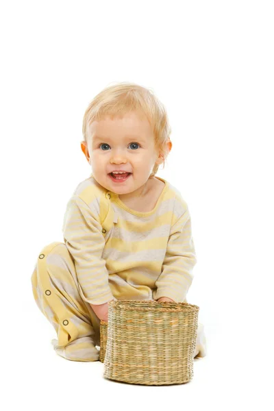 Lächelndes Baby mit Korb auf weißem Hintergrund — Stockfoto
