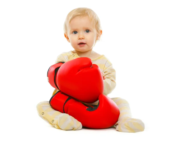 Słodkie dziecko w Rękawice bokserskie, siedząc na podłodze, na białym tle — Zdjęcie stockowe