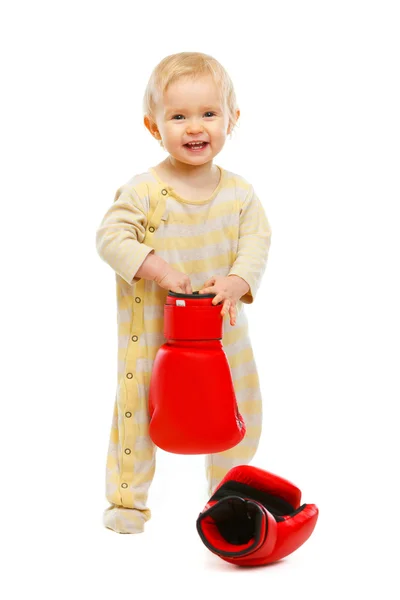 Bambino adorabile in piedi con guanti da boxe su sfondo bianco — Foto Stock