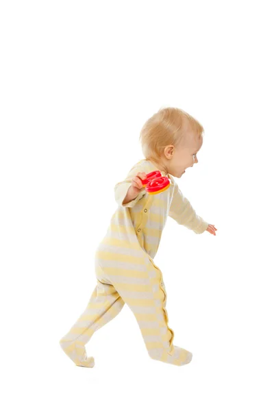 Bebé alegre corriendo con sonajero sobre fondo blanco —  Fotos de Stock