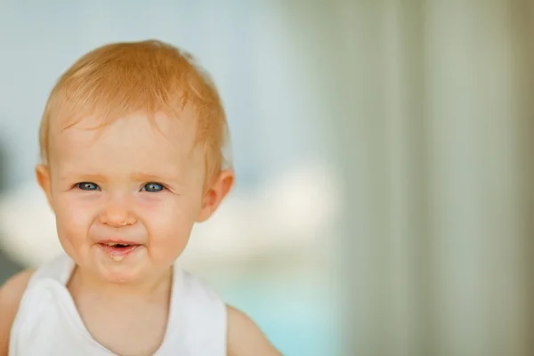 Porträtt av eat utsmetad baby — Stockfoto