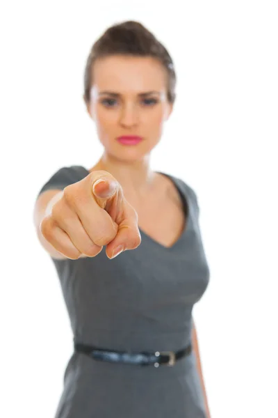 Biznes Kobieta wskazując na Ciebie. skupić się na palec — Zdjęcie stockowe