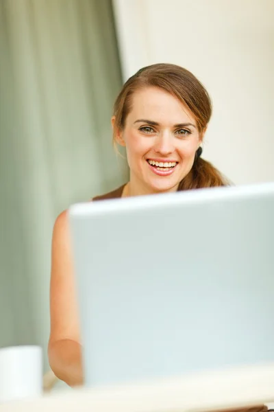 Porträt einer jungen Frau, die am Laptop arbeitet — Stockfoto