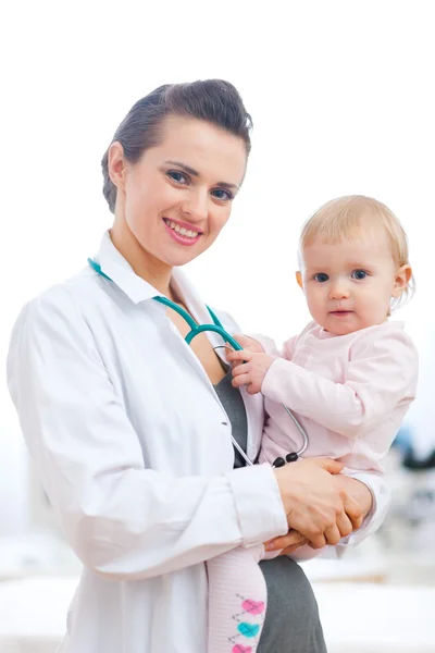 Portrait of pediatrician doctor with baby — Stock Photo, Image