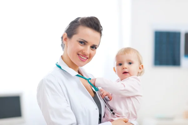 Portret van pediatrische arts met baby — Stockfoto