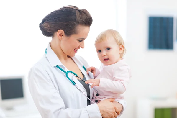 Médico pediatra con bebé en examen —  Fotos de Stock