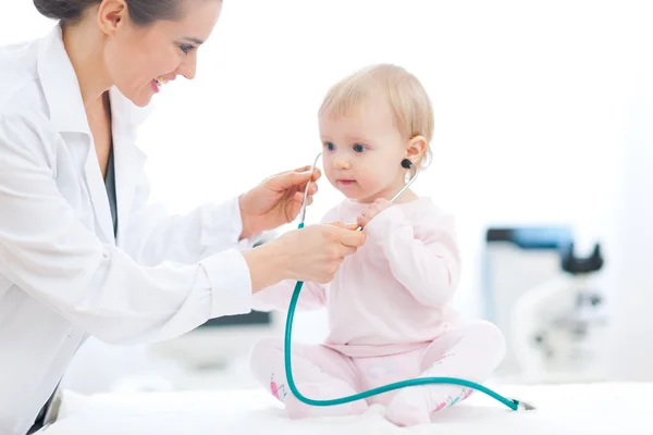 Médico pediátrico con estetoscopio de bebé — Foto de Stock