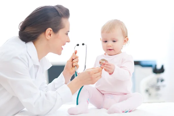 Лікар педіатр показує дитячий стетоскоп — стокове фото