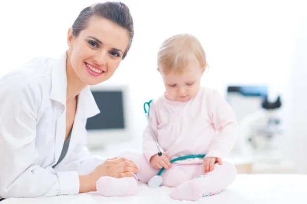 Medico pediatrico con bambino in indagine — Foto Stock