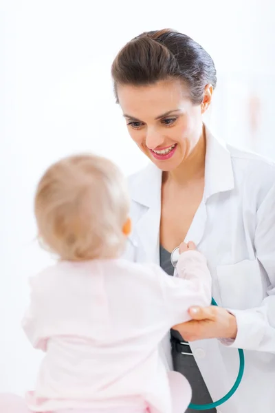 Dziecięcej lekarz bada dziecko — Zdjęcie stockowe