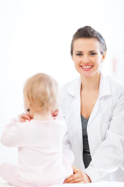 Médico pediatra con bebé en la encuesta — Foto de Stock