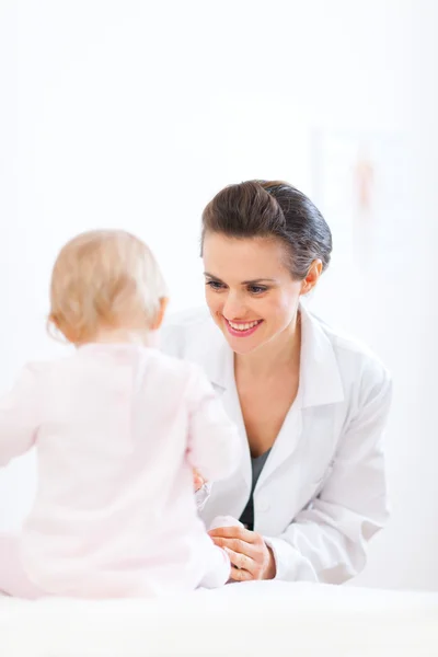 Kinderarzt untersucht Baby — Stockfoto