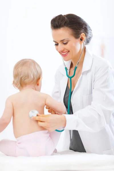 Médico pediátrico examinar bebê usando estetoscópio — Fotografia de Stock