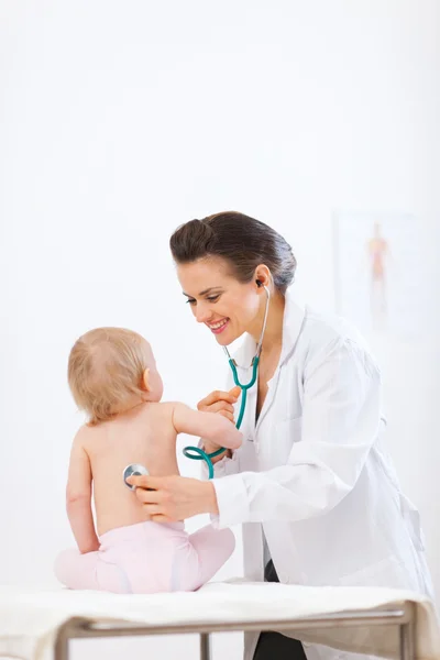 Pediatra medico esaminare bambino utilizzando stetoscopio — Foto Stock