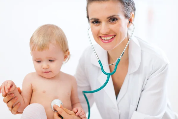 Pediatrische arts onderzoeken kind met behulp van stethoscoop — Stockfoto