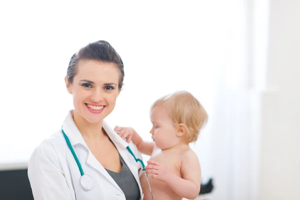 Retrato de pediatra médico con niño — Foto de Stock