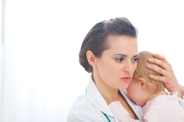 Детский врач успокаивает ребенка — стоковое фото