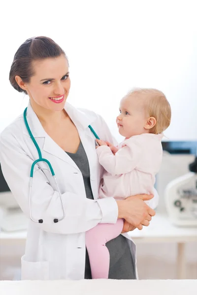 検査で赤ちゃんと一緒に幸せな小児科医医師 — ストック写真