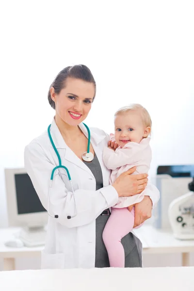 Pediatrische arts met een baby op enquête — Stockfoto
