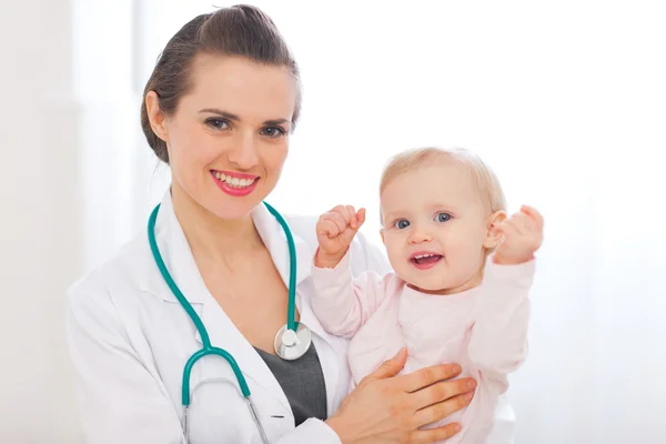 Портрет врача-педиатра с улыбающимся ребенком — стоковое фото