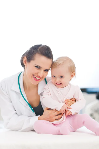 Portrait de pédiatre rieur médecin et bébé — Photo