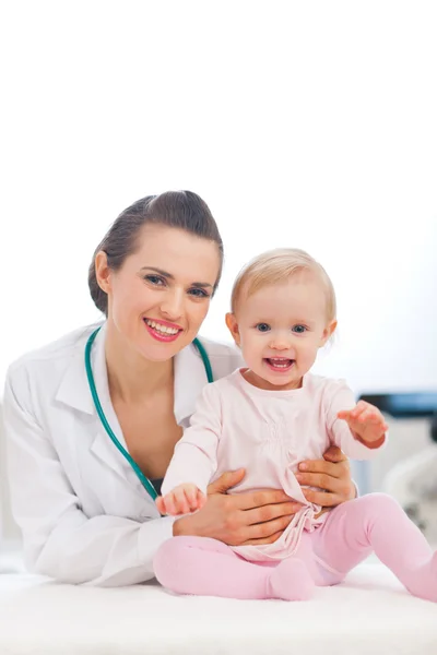 Портрет счастливого педиатра и ребенка — стоковое фото