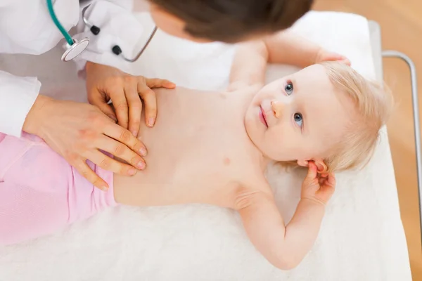 Kinderarzt untersucht Baby. Ansicht von oben — Stockfoto