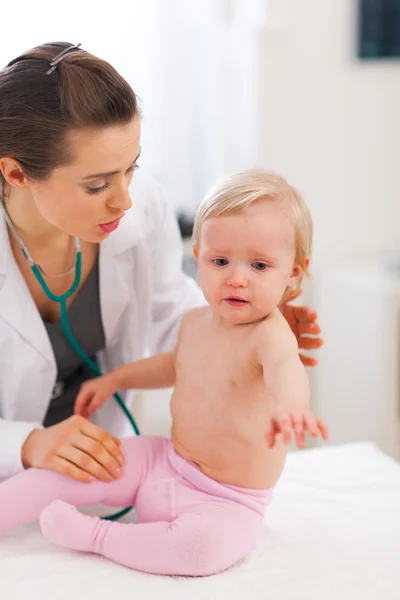 Médico pediátrico calmando bebé llorando — Foto de Stock
