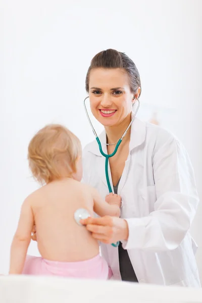 Детский врач осматривает ребенка при помощи стетоскопа — стоковое фото