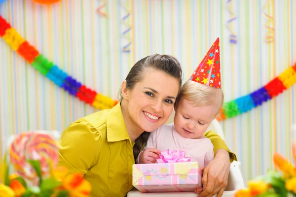 Портрет матери с ребенком, празднующим первый день рождения — стоковое фото