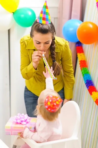 Kid celebrating first birthday with mother — Stock Photo, Image