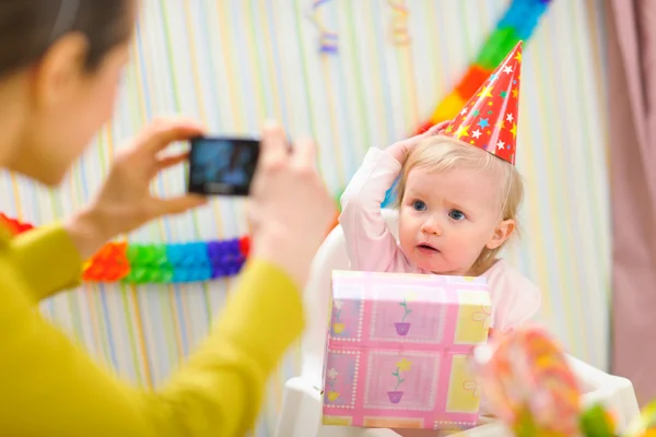 Мать делает фотографии малышей в первый день рождения — стоковое фото