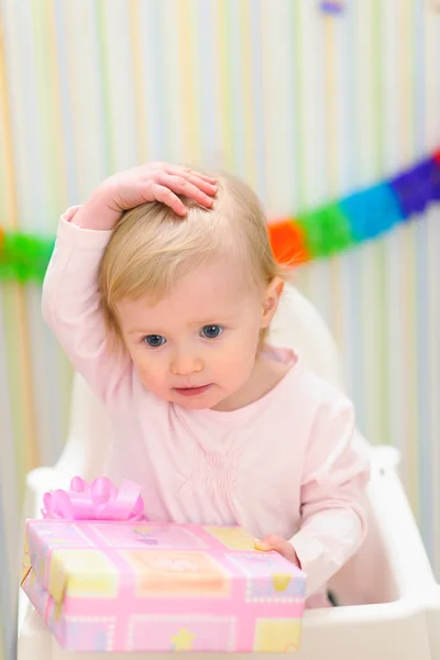 Portret dziecka zakłopotany obchodzi pierwsze urodziny — Zdjęcie stockowe