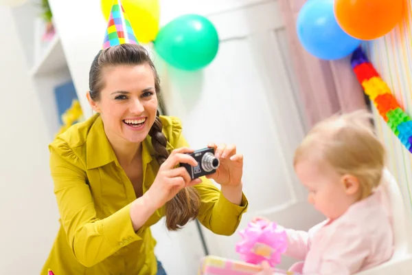 Moeder maken foto's van babys eerste verjaardag — Stockfoto