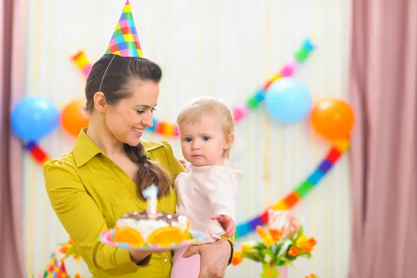 Mutter zeigt Baby-Geburtstagstorte — Stockfoto