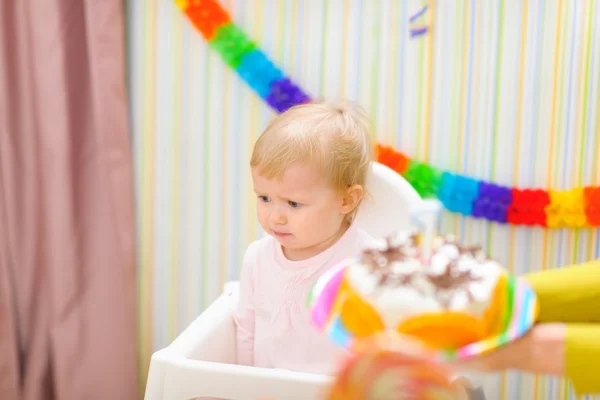 Üzgün bebek üzerinde ilk doğum günü kutlamaları — Stok fotoğraf