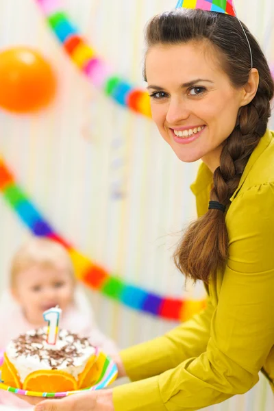 Mamma bär födelsedagstårta till baby — Stockfoto