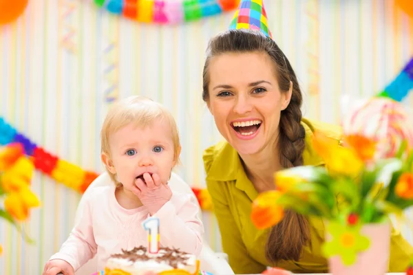 Retrato de mãe com bebê comendo bolo de aniversário — Fotografia de Stock