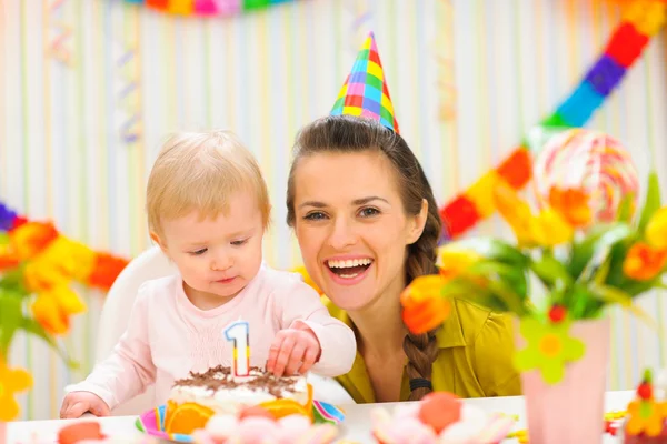 Anne ve bebeğin doğum günü pastası ile portre — Stok fotoğraf