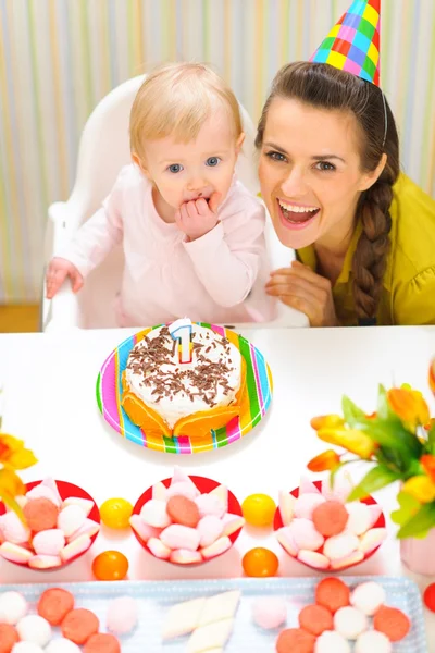 Portret van gelukkige moeder en baby met cake van de kindverjaardag — Stockfoto
