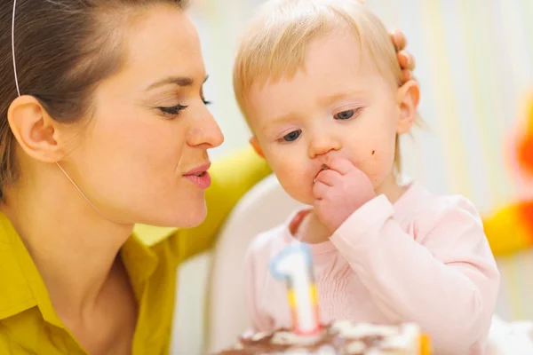 Ilk doğum günü pastası bebek yeme tebrik ediyor anne — Stok fotoğraf