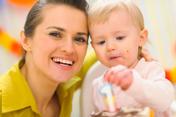 Portret mama i dziecko jeść tort urodzinowy — Zdjęcie stockowe