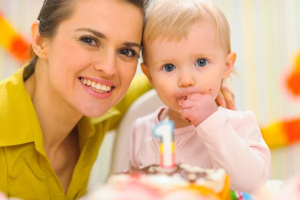 Portrait of mother and kid eating birthday cake — Stock Photo, Image