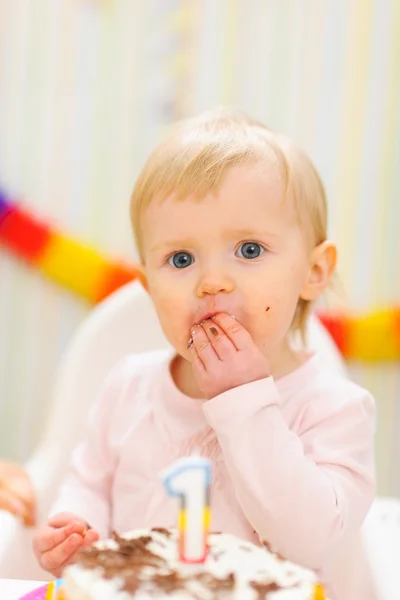 Portrait of eat smeared baby eating first birthday cake — Stock Photo, Image