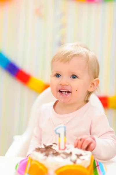 Portrait of eat smeared baby with birthday cake — Stock Photo, Image