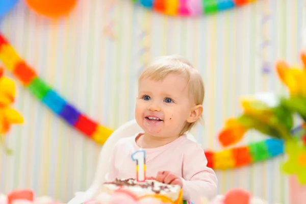 Portret jeść umazane dziecko pierwszy tort urodzinowy — Zdjęcie stockowe
