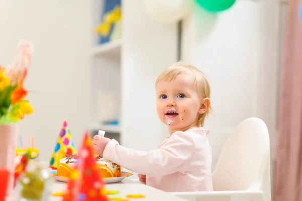 Portrét eat ušpiněná dítě jíst narozeninový dort — Stock fotografie